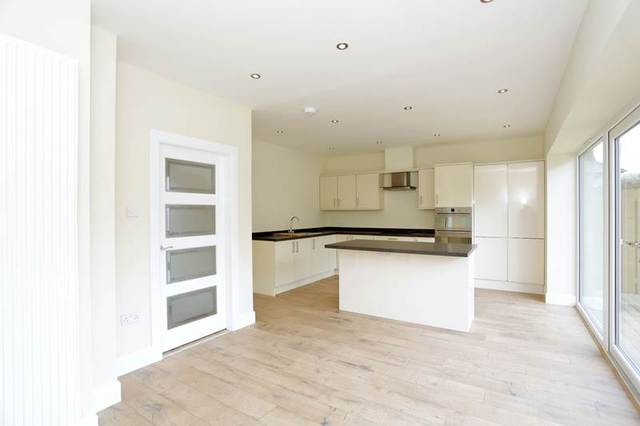  Image of 3 Bedroom Flat  To Rent at Rubislaw Park Crescent, Aberdeen, AB15 at West End Aberdeen Aberdeen, AB15 8BT